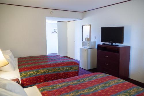 um quarto de hotel com duas camas e uma televisão de ecrã plano em Marshall Lodge em Marshall