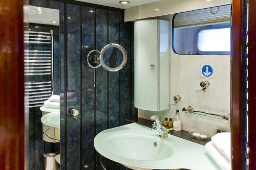 Gallery image of Absolute Pleasure Yacht in London
