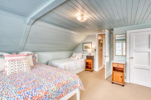 a bedroom with two beds in a room at Seaside Classic Cottage in Seaside