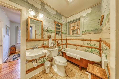 uma casa de banho com uma banheira, um WC e um lavatório. em Bumblebee Lodge em Ingram