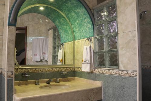 a bathroom with a sink and a mirror at Motel Caribe in Córdoba