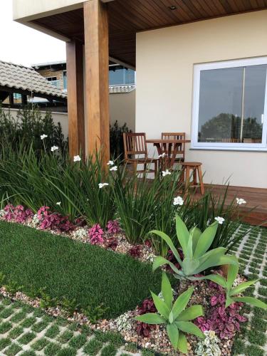 Taman di luar Pousada Casa Albatross