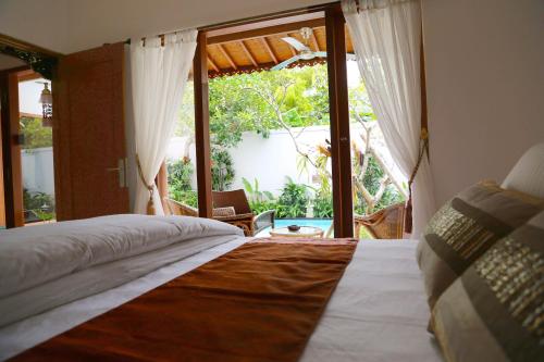 En eller flere senge i et værelse på Villa Chinta 1