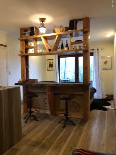 a home office with a desk and shelves at Casa Columpio Casavino in Casablanca