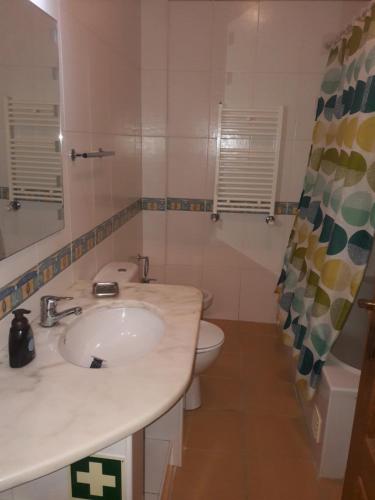 un bagno con lavandino e WC di Estrela do Mar - 100m da praia a Peniche
