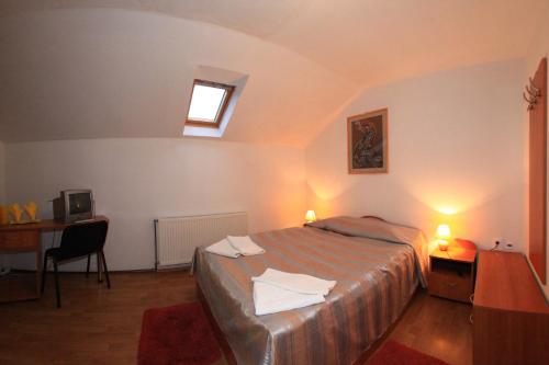 En eller flere senger på et rom på Vila Transilvania