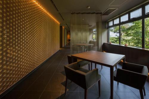 a dining room with a table and chairs at Hakuunsou in Yugawara