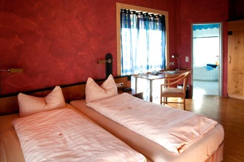 
Ein Bett oder Betten in einem Zimmer der Unterkunft Zum Treppche Hotel Garni

