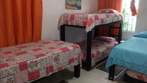 a bedroom with two bunk beds and a twin bed at Posada Green Sea San Luis pesos with breakfast included starting in March in Cueva de Morgan