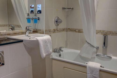 Bilik mandi di The Winnock Hotel