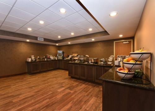 a lobby of a hotel with bowls of fruit on a counter at Best Western Plus Vintage Valley Inn in Zillah