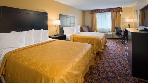ein Hotelzimmer mit 2 Betten und einem TV in der Unterkunft Best Western Monticello in Monticello