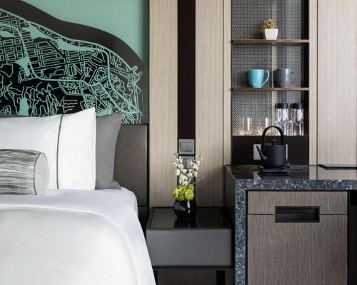 Ein Bett oder Betten in einem Zimmer der Unterkunft Hyatt Centric Victoria Harbour