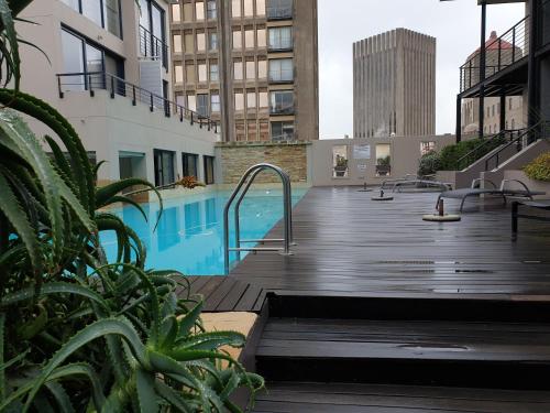 una piscina sul tetto di un edificio di Bijoux Non-Load-Shedding Self-Catering Apartment in Central Cape Town a Città del Capo