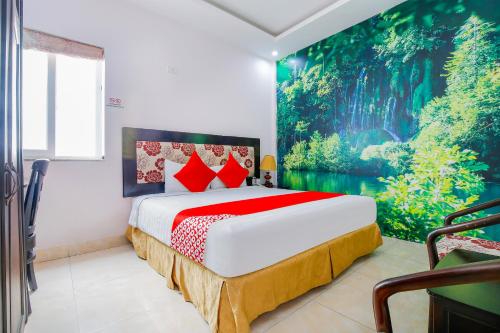 una camera da letto con un letto e un dipinto sul muro di Areca Riverside Đà Nẵng a Da Nang