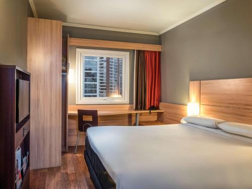 Cama ou camas em um quarto em ibis Santiago Las Condes Manquehue