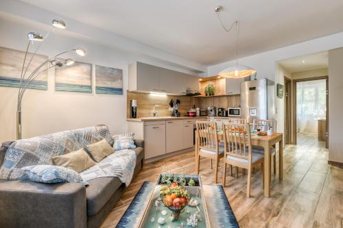 un salon avec un canapé et une table dans l'établissement Le Vilmorin- Juan les Pins, à Antibes