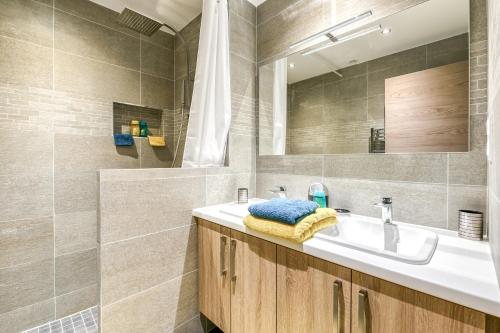La salle de bains est pourvue d'un lavabo et d'un miroir. dans l'établissement Le Vilmorin- Juan les Pins, à Antibes