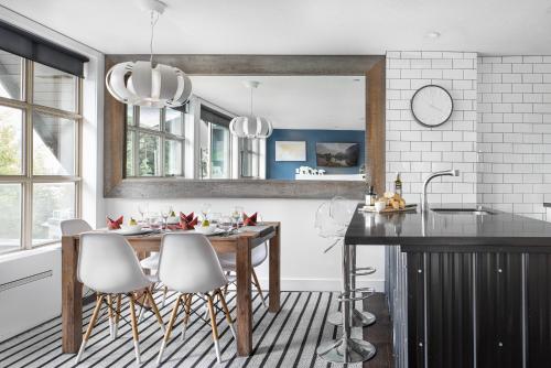 Kuchyň nebo kuchyňský kout v ubytování THE LOOKOUT PENTHOUSE // a luxe suite in Whistler