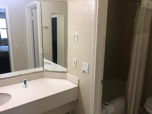 Gallery image of Americas Best Value Inn Denver in Denver