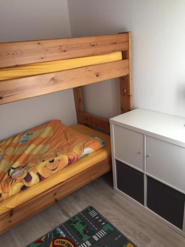 アルテンアウにあるFerienwohnung Schneewittchenの子供用ベッドルーム(二段ベッド1組、キャビネット付)
