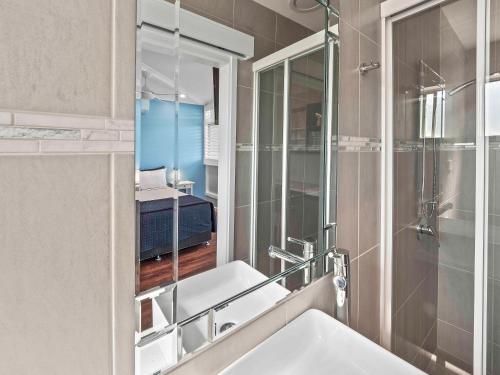 a bathroom with a sink and a mirror at Almare Tourist Motel in Ballina