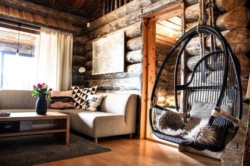 een woonkamer met een bank en een schommel bij Villa Saarua by the Slopes Ski in, Family & Bike Park, hike trails, National Park, WiFi - Lapland Villas in Ruka