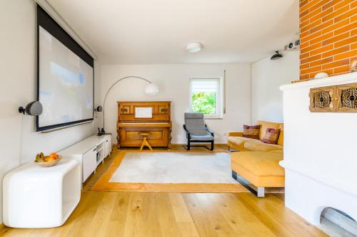 sala de estar con sofá y piano en Cosy Family Home en Tuningen
