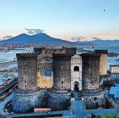 an old castle with mountains in the background at casa piano zero in Naples