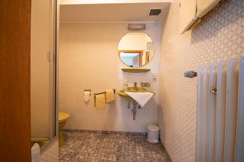 La salle de bains est pourvue d'un lavabo et d'un miroir. dans l'établissement Kühn's Gästehaus, à Pünderich