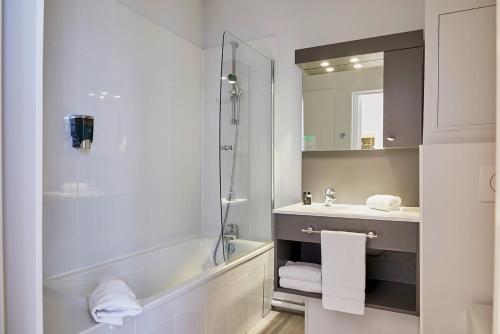 塞納河畔勒梅的住宿－美麗的城堡酒店，带浴缸、水槽和淋浴的浴室