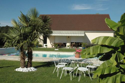 Piscina a La Girouardière o a prop