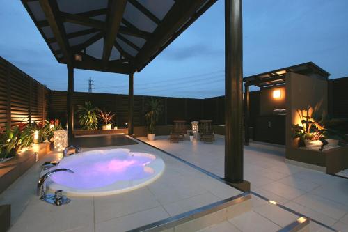a bath tub on a patio at night at HOTEL BANJAR in Tokorozawa