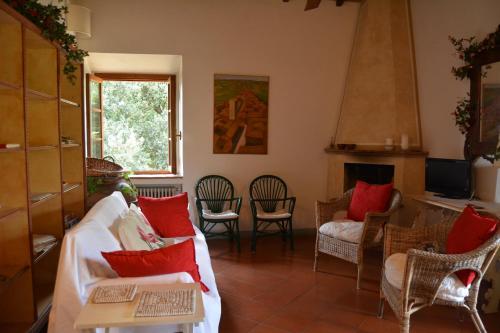 サン・ジミニャーノにあるVilla Podere la Tesaのリビングルーム(ソファ、椅子、暖炉付)