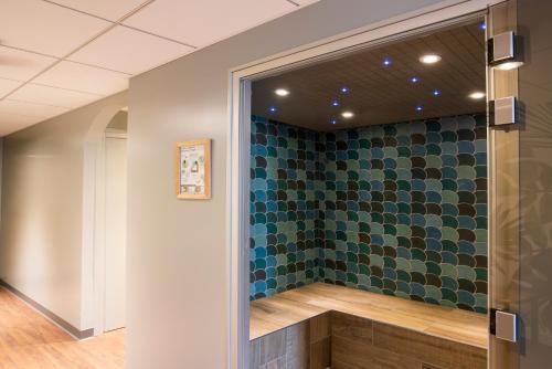 Salle de bains dans l'établissement Hôtel Mercure Lille Aéroport