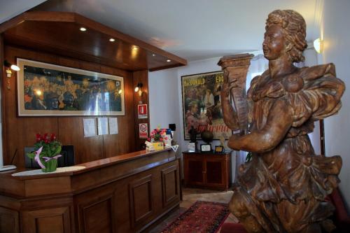 una estatua de una mujer parada en un tribunal en B&B Metamorphosi en Fiuggi