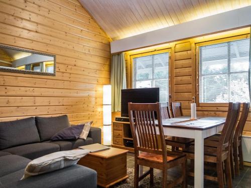 een woonkamer met een bank en een tafel bij Holiday Home Aaria by Interhome in Tahkovuori