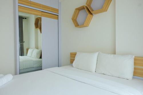 Postel nebo postele na pokoji v ubytování Compact 1BR at Tree Park Apartment By Travelio
