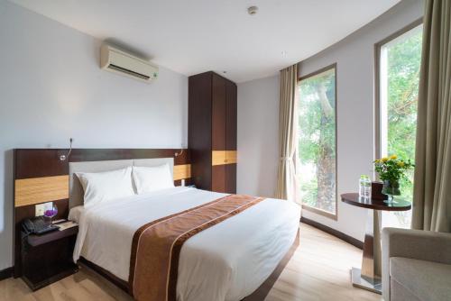 Dana Pearl Hotel في دا نانغ: غرفة نوم بسرير كبير ونافذة