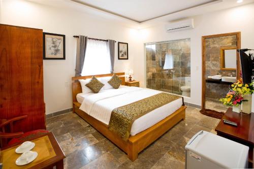 a bedroom with a bed and a shower at Lan Uyen Homestay - Hoi An in Hoi An