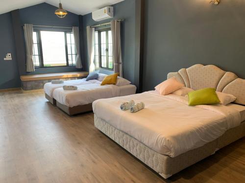 Un pat sau paturi într-o cameră la บ้านที่รัก เขาค้อ Baan Te Rak