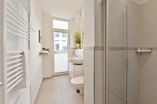 グロヴェにあるFerienwohnung Trauminselのバスルーム(トイレ、ガラス張りのシャワー付)
