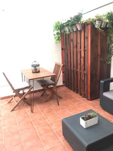 a patio with a table and chairs and a fence at Habitación en Casa Qerétaro in Silla