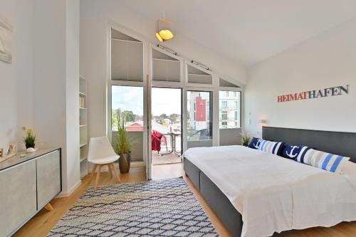 Postel nebo postele na pokoji v ubytování Heimathafen am Boddenmarkt