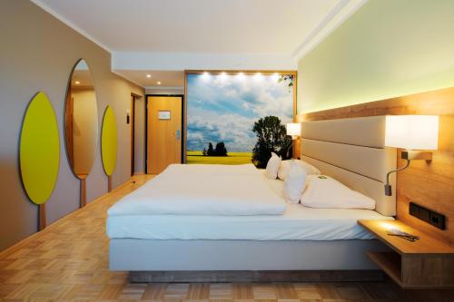En eller flere senge i et værelse på Bio-Seehotel Zeulenroda