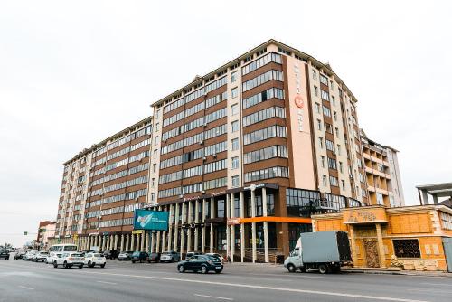 a large building with cars parked in front of a street at Апартаменты на Ленина 43 in Voronezh
