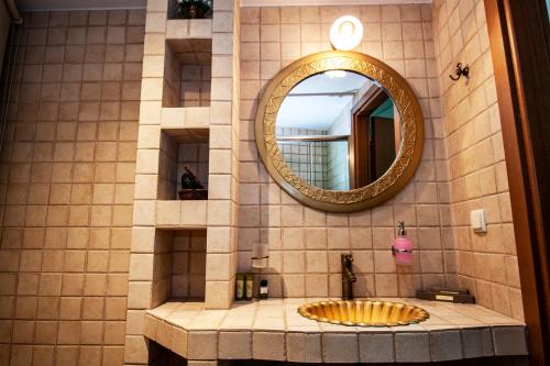 ハニア・タウンにあるElia Portou Roomsのバスルーム(洗面台、鏡付)