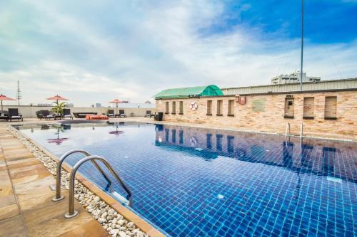 Bazen u objektu Nova Suites Pattaya by Compass Hospitality ili u blizini