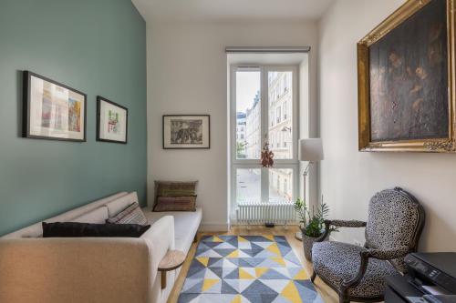 un salon avec un canapé et une fenêtre dans l'établissement Veeve - The Library Wall, à Paris