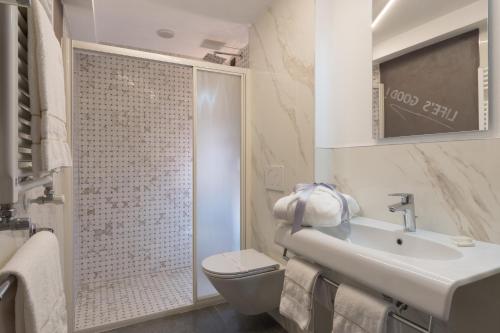 Een badkamer bij UNAHOTELS Ala Venezia-Adults 16